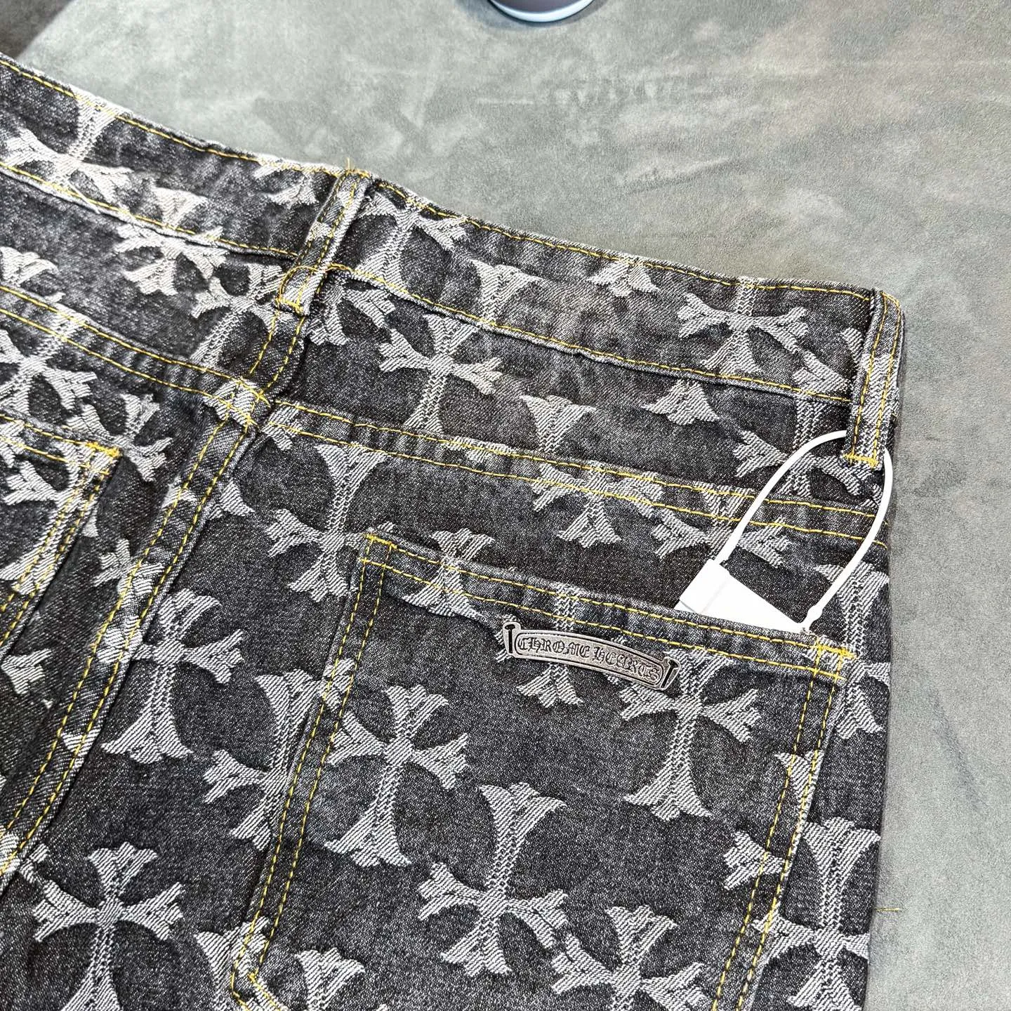 P220 [Black] Chrome Hearts｜Chrome Hearts CH all-over jacquard bootcut jeans - the same style as those of Internet celebrities. Cross-printed jeans, with unique cross design elements and all-over printing, full of design. It is made of 100% denim cotton fabric with heavy coarse yarn count, which ensures a stiff and tough silhouette while being soft, comfortable and breathable. The lapel is designed with silver buttons and is full of texture.  The classic dark yellow cross logo is all over the pants. They are generous and full of personality without being exaggerated. They are perfect for spring and summer!    Custom hardware! Same style for couples!  The three standards are complete, and the non-market version of the same style for men and women is free to compare and the quality is absolutely guaranteed. Size: 28/30/32/34/36 (s-xxl) Waist: 72/77/82/87/92 Knee: 55/56.5/58/59.5/61 Pants length: 103.5/110.5/107.5/109.5/111.5